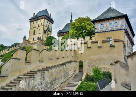 Karlstejn, Tschechien - 12. Juli 2016. Außenansicht des Schlosses Karlstejn in Tschechien. Stockfoto