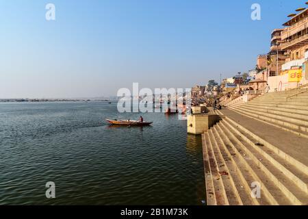 Blick auf den Fluss Ganges und die Ghats mit Booten und Leuten in Viranasi. Indien Stockfoto