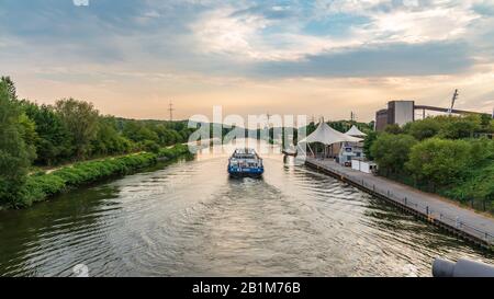 Gelsenkirchen, Nordrhein-Westfalen, Deutschland - 25. Juli 2018: Ein Schiff auf dem Rhein-Herne-Kanal, vom Nordsternpark aus gesehen, mit dem Amphitheater in Stockfoto