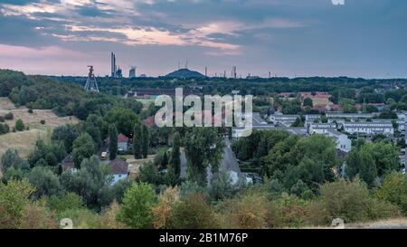 Gelsenkirchen, Nordrhein-Westfalen, Deutschland - 25. Juli 2018: Abendblick über das Ruhrgebiet von der Rungenberghalde Stockfoto