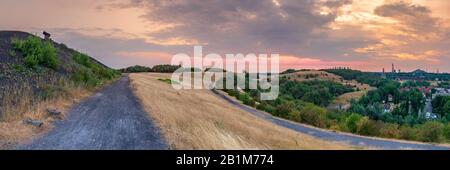 Gelsenkirchen, Nordrhein-Westfalen, Deutschland - 25. Juli 2018: Abendblick über das Ruhrgebiet von der Rungenberghalde Stockfoto