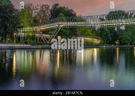 Oberhausens, Nordrhein-Westfalen, Deutschland - 31. Juli 2018: Slinky Springs to Fame, die Brücke über den Rhein-Herne-Kanal Stockfoto