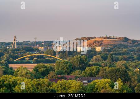 Gladbeck, Nordrhein-Westfalen, Deutschland - 02. August 2018: Blick über das Ruhrgebiet von der Mottbruchhalde Stockfoto