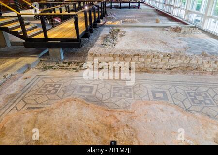 Quadratisches und gemustertes Diamantmosaik/Mosaik in einem Raum mit einer Wand und blockierter Tür. Fishbourne Roman Palace. Fishbourne, Chichester in West Sussex. GROSSBRITANNIEN. (114) Stockfoto