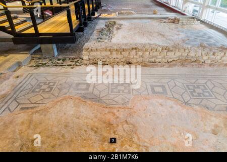 Quadratisches und gemustertes Diamantmosaik/Mosaik in einem Raum mit einer Wand und blockierter Tür. Fishbourne Roman Palace. Fishbourne, Chichester in West Sussex. GROSSBRITANNIEN. (114) Stockfoto