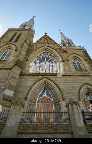 Eintritt in die im Stil der Gotik erbaute Holy Rosary Cathedral aus dem 19. Jahrhundert in der Innenstadt von Vancouver, BC, Kanada Stockfoto