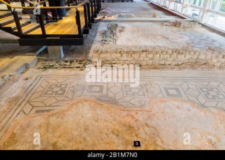 Quadratisches und gemustertes Diamantmosaik/Mosaik in einem Raum mit einer Wand und blockierter Tür. Fishbourne Roman Palace. Fishbourne, Chichester in West Sussex. GROSSBRITANNIEN. (114) Stockfoto