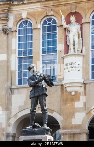 Statuen von Charles Rolls und König Heinrich V. außerhalb der Shire Hall, Monmouth, Wales, Großbritannien Stockfoto