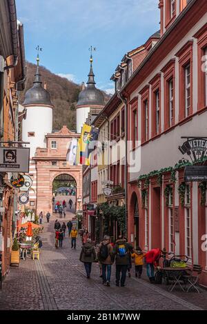 Heidelberg, 22. Februar 2020: Fußgänger in der 'Steingasse' in der Nähe des Stadttores in der Heidelberger Altstadt Stockfoto