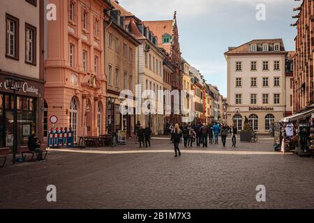 Heidelberg, 22. Februar 2020: Fußgänger auf dem Marktplatz in der Altstadt Stockfoto