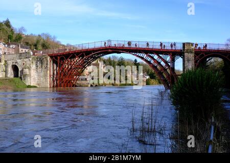 Ironbridge, England, 26. Februar 2020. Die Wharfage in Ironbridge wurde todat evakuiert. Die Stadt Ironbridge, Geburtsstätte der industriellen Revolution, hält heute noch Luft, da der nächtliche Anstieg die Hochwasserschutzanlagen dazu brachte, sich untl zu verschieben, die sie an die Bordkante schlugen, aber keine nennenswerten Verletzungen erlitten. Kredit: Malcolm Locker/Alamy Live News Stockfoto