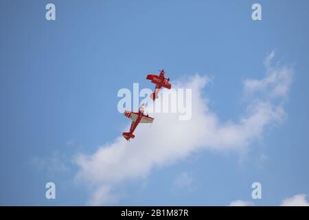 TeamOracle Sean D.Tucker und Jessy Panzer bilden Kunstflug während der Miramar Air Show, Marine Corps Air Station MCAS, Kalifornien, USA. September 2019: T Stockfoto