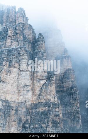 Nebel über den hohen Felsen von Tre Cime di Lavaredo, Sextner Dolmen, Südtirol, Italien Stockfoto