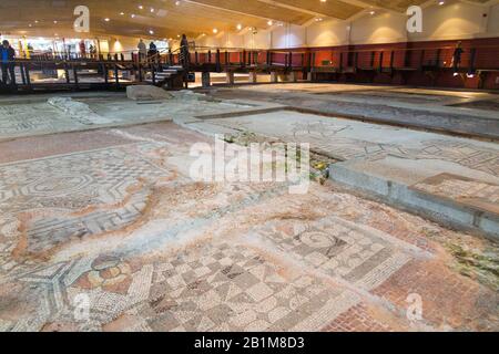 Griechische Schlüssel und Medusa Mosaik / Mosaikraum im Fishbourne Roman Palace. Fishbourne, Chichester in West Sussex. GROSSBRITANNIEN (114) Stockfoto