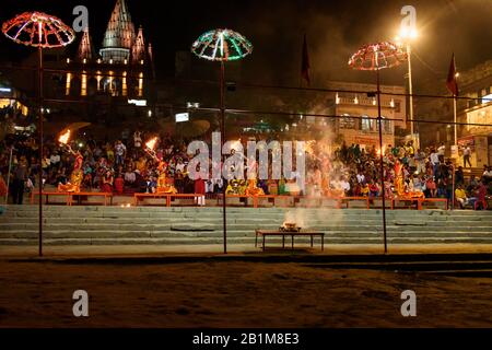 Ganga Aarti Zeremonie Rituale in Assi Ghat in Varanasi. Indien Stockfoto