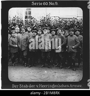 Projektion für alle - der Weltkrieg: Siegerleiche Führer Serie 60. Nr. 9. Der Stab der v. Heering'schen Armee. Josias von Heeringen (1850-1926) war im 1. Weltkrieg bis zum Jahre 1916 Oberbehlsaber der 7. Armee an der Westfront - die Firma "Projektion für alle" wurde 1905 von Max Skladanowsky (1861-1939) gegrüstet. Sie produzierte bis zum Jahre 1928 fast 100 Serien zu je 24 Glasdias im Format 8,3 x 8,3 cm im Sog. Bromsilber-Gelatin-Trockenplatten Verfahren. Die serien umfasten vor allem Städte, Länder, Länder, aber auch Märchen und Sagen, das alte Testament und den Ersten Weltkrieg. Stockfoto