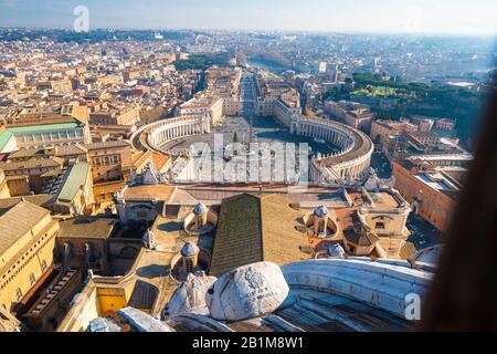 Petersplatz aus der Kuppel des Petersdoms (Basilika di San Pietro), der Vatikanstadt, Rom, Latium, Italien Stockfoto