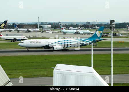 London, Großbritannien. August 2017. Eine Oman Air auf dem Rundweg am Flughafen London-Heathrow. Kredit: Dinendra Haria/SOPA Images/ZUMA Wire/Alamy Live News Stockfoto