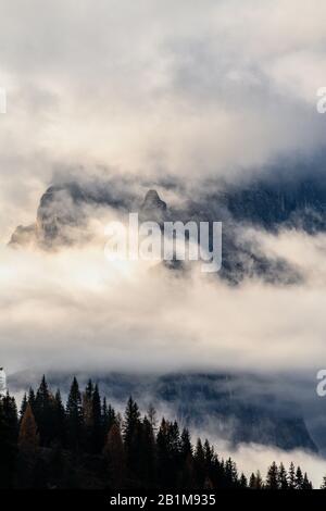 Wolken und Nebel über Misurina und Wald im Herbst, in den Dolinen, Auronzo di Cadore, Provinz Belluno, Venetien, Italien Stockfoto