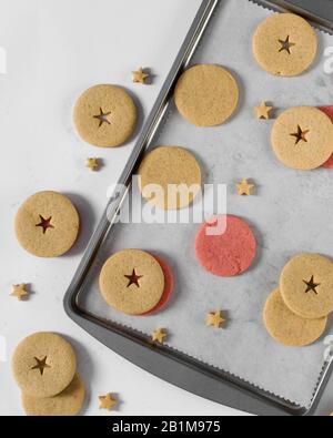 Vanille- und Erdbeerzuckerplätzchen auf einem Tablett Stockfoto