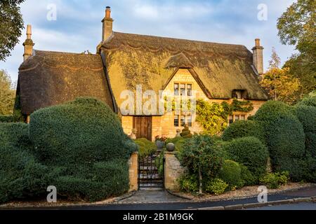 Abendsonne auf dem Reetdachhäuschen in der Nähe der mittelalterlichen Cotswold-Stadt Chipping Campden, Gloucestershire, England, Großbritannien Stockfoto