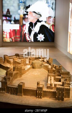 Modell von Windsor Castle mit großem Foto von Königin Elizabeth II. Auf der Burgtour, Windsor, England, Großbritannien Stockfoto