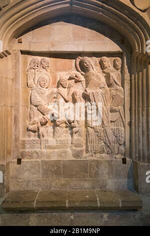 Ein Chichester-Domrelief; das Bild von Christus, der in Bethanien ankommt und meine Martha & Mary, die trauernden Schwestern des Lazarus, begrüßt wird. GROSSBRITANNIEN (114) Stockfoto