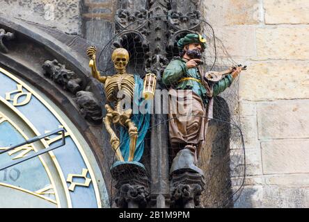 Skeleton- oder Todestatuen und türkischer Mann auf dem Turm mit der Prager Astronomischen Uhr Orloj Stockfoto