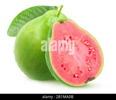 Isolierte grüne Guava mit rosafarbenem Fleisch. Eine ganze Frucht und eine halbe isoliert auf weißem Hintergrund mit Beschneidungspfad Stockfoto