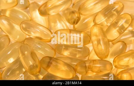 Vitaminen Omega 3 Öl in Kapseln auf weißem Hintergrund. Stockfoto