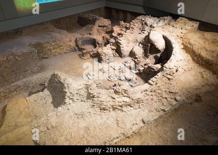 Römische archäologische Überreste am Fuß des Novium-Museums; das Museum steht über den Resten eines römischen Badehauses in Chichester, West Sussex. GROSSBRITANNIEN. (114) Stockfoto