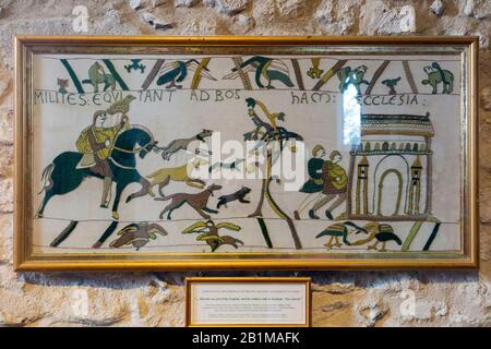 Kleiner reproduzierter Kopienteil des Wandteppichs von Bayeux - mit der Darstellung/Darstellung der ursprünglichen sächsischen Kirche, in der König Harold vor seiner Abreise nach Frankreich betete - im Inneren der sehr berühmten Dreifaltigkeitskirche, aber jetzt mit einigen späteren normannischen Merkmalen - im Dorf Bosham in West ausgestellt Sussex. GROSSBRITANNIEN. (114) Stockfoto