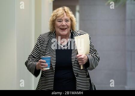 Washington, DC, USA. Februar 2020. Zoe Lofgren (Demokrat von Kalifornien), Vertreter der Vereinigten Staaten, geht am Mittwoch, 26. Februar 2020 zum wöchentlichen Treffen des Demokratischen Kaucus des US-Hauses im Kapitol der Vereinigten Staaten in Washington, DC, USA. Kredit: Stefani Reynolds/CNP weltweite Nutzung Credit: Dpa / Alamy Live News Stockfoto