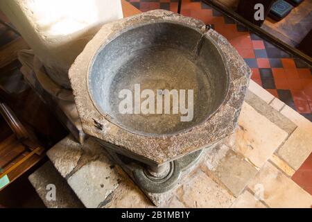 Achteckiges, aus Purbeck-Marmor geschnitztes, steinernes, spätnormannisches Taufbecken aus dem 12. Jahrhundert im Inneren der Kirche Bosham Holy Trinity. Bosham, West Sussex. GROSSBRITANNIEN. (114) Stockfoto