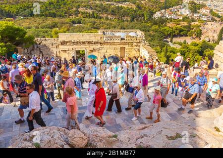 Athen, Griechenland - 14. Oktober 2016: Touristen in der Nähe der Akropolis von Athen, Ruinen im Hintergrund Stockfoto