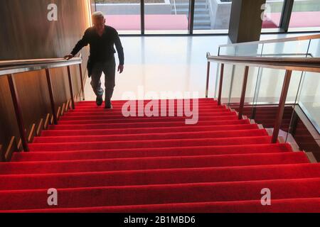 Senior man auf der roten treppe mit teppichboden, USA Stockfoto