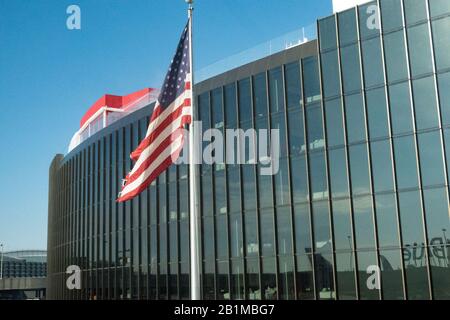 Die Flagge fliegt vor einem TWA Hotel Wing am JFK Airport, New York, USA Stockfoto