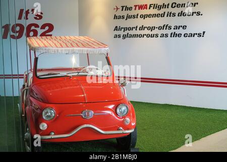 Ein Vintage FIAT im TWA Hotel Terminal, New York City, USA Stockfoto