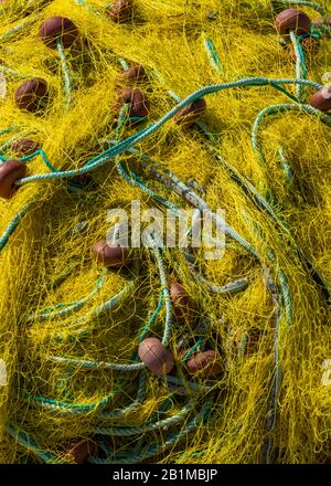 Abstraktes Bild der farbenfrohen Fischernetze auf der Hafengegend in kassiopi, korfu, griechenland. Stockfoto