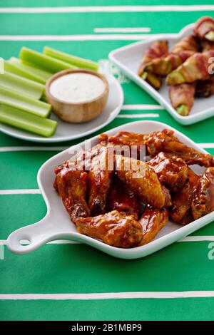 Heiße Flügel mit Honig Stockfoto