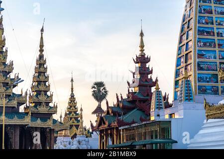 Verzierte Stupas in Shwedagon Pagode, Yangon, Myanmar Stockfoto