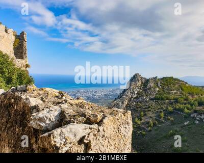 Kyrenia Mountains, Zypern - 10. Januar 2020: Die Burg Saint Hilarion, die auf dem Kyrenia Gebirge liegt, auf Zypern in der Nähe von Kyrenia. Stockfoto