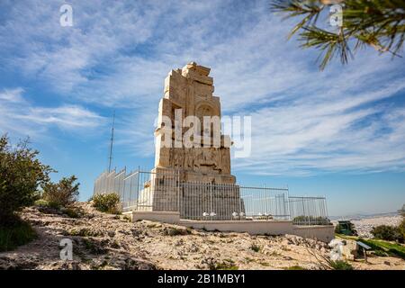 Philopappos Monument, niedrige Winkelansicht, blauer Hintergrund des Himmels. Filopappos Monument ist ein antiker, griechischer Mausoleum auf dem Hügel Mouseion in Athen, Griechenland Stockfoto