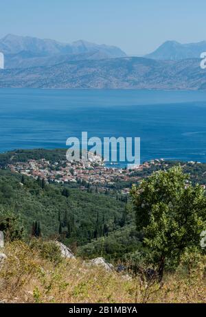 Blick von den Hügeln über dem griechischen Dorf Korfu oder der Stadt Kassiopi auf die Küste albaniens. Stockfoto