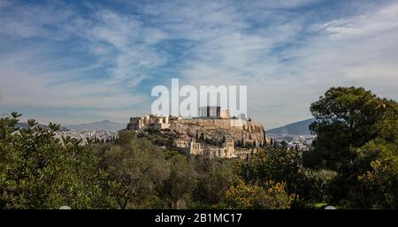 Akropolis und Parthenon-Tempel in Athen, Griechenland. Die malerische Aussicht auf das antike Griechenland bleibt von Philopappos oder dem Filopappos-Hügel aus gesehen. Stadtbild von Atthe Stockfoto