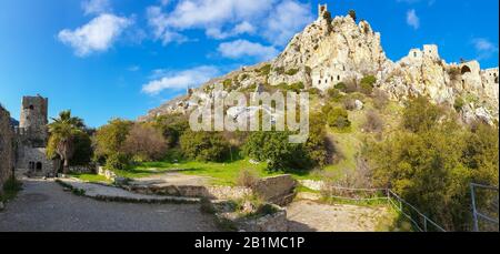 Kyrenia Mountains, Zypern - 10. Januar 2020: Die Burg Saint Hilarion, die auf dem Kyrenia Gebirge liegt, auf Zypern in der Nähe von Kyrenia. Stockfoto