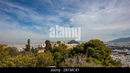 Akropolis Von Athen, Griechenland. Die malerische Aussicht auf das antike Griechenland bleibt vom Philopappos-Hügel aus gesehen. Stadtbild Athens, sonniger Tag im Winter. Stockfoto