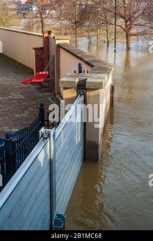 Überschwemmung des River Severn in Shrewsbury Februar 2020 - Überflutungsschutzmauer, die den Fluss in der Nähe von Theatre Severn zurückhält Stockfoto