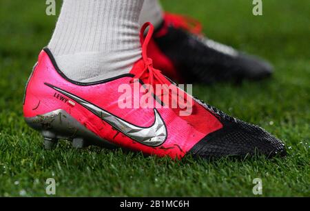 Der Fußballschuh von Robert Lewandowski von Bayern München zeigt LEWY & Polen-Flagge während der UEFA Champions League-Runde des 16. 1. Beinspiels zwischen Chelsea und Bayern München an der Stamford Bridge, London, England am 25. Februar 2020. Foto von Andy Rowland. Stockfoto