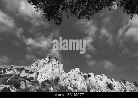 Kyrenia Mountains, Zypern - 10. Januar 2020: Die Burg Saint Hilarion, die auf dem Kyrenia Gebirge liegt, auf Zypern in der Nähe von Kyrenia. Stockfoto